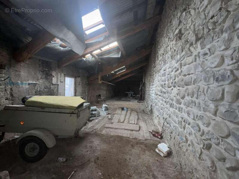 Maison de village à rénover + grange – La Faurie (05) - photo 8