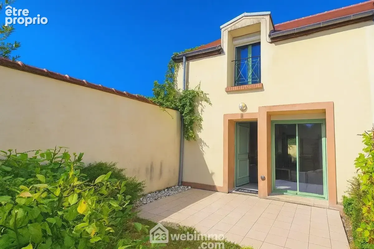 Venez découvrir cette belle maison de 65 m² avec un jardin de 60 m².