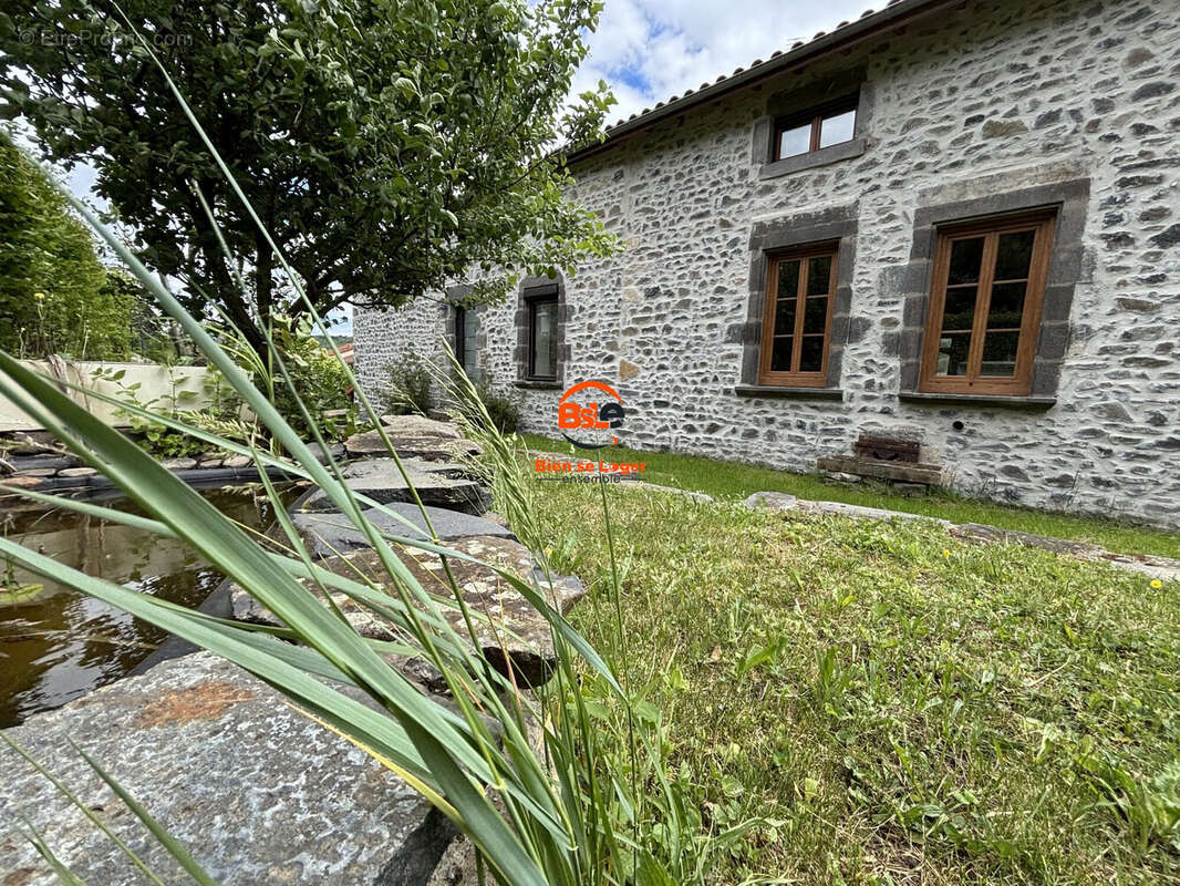 VENTE MAISON CARACTERE RENOVEE 4 CHAMBRES TERRAIN AGENCE BSLE BIEN SE LOGER ENSEMBLE PONT DU CHATEAU  - Maison à ROMAGNAT