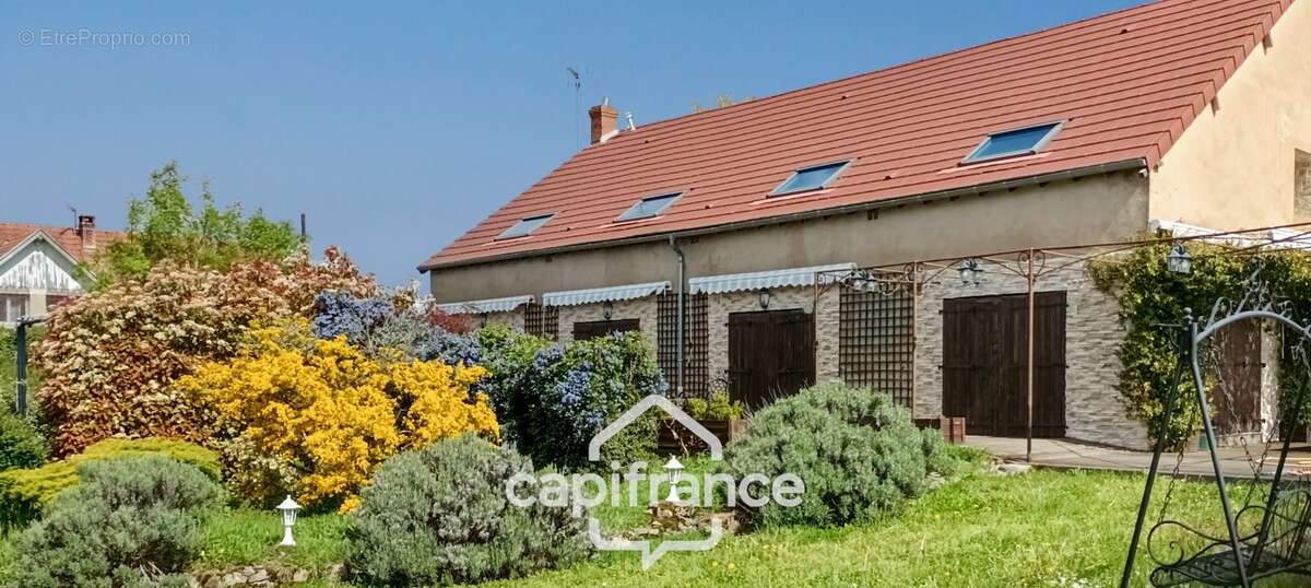 Propriété à vendre SAINT HILAIRE ( allier) comprenant une maison et un gite sur un parc de 23433 m² - photo 2