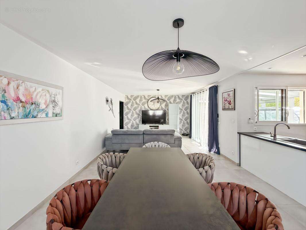 Marcilly-en-Villette – Maison de plain-pied 105 m² avec piscine couverte, jardin sans vis-à-vis et prestations soignées - photo 8