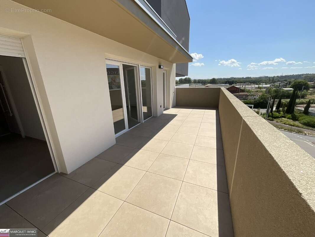 APT T4 offrant 80 m² avec terrasse 19 m² et parking au 5° étage avec ascenseur... - photo 4