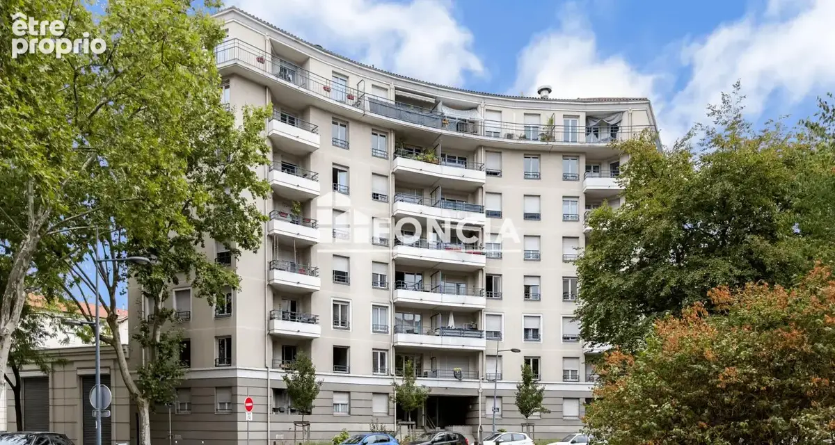 VILLEURBANNE - PLACE MARENGO (Limite Lyon 3e) – T3 de 64 m² en Étage Élevé avec Balcon, Parking & Cave - photo 9