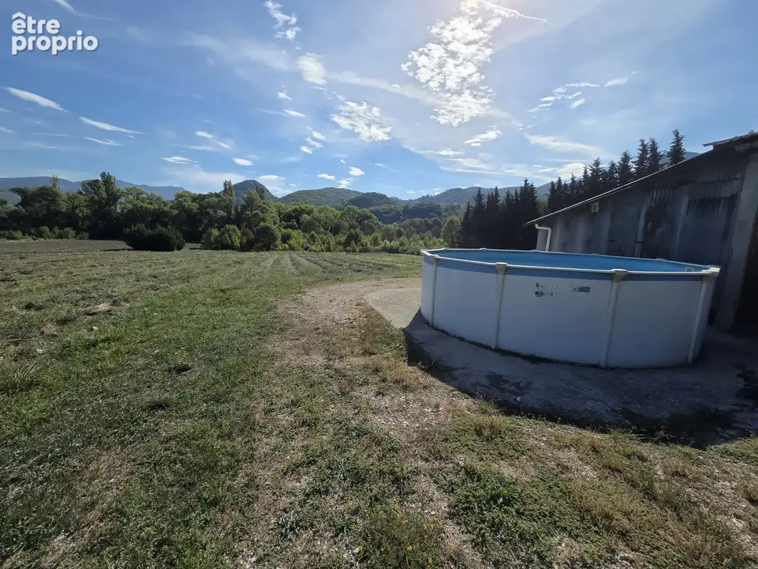 Condorcet, maison ancienne, 200 m2 de dépendances, 7800m2 terrain plat attenant. - photo 8
