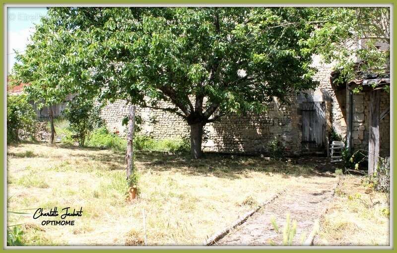 Maison à MONTMOREAU-SAINT-CYBARD
