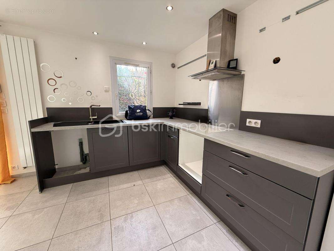 Maison à MONTCOURT-FROMONVILLE