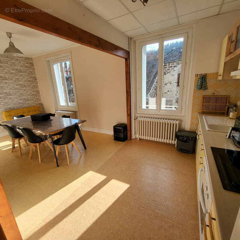 Appartement à RIOM-ES-MONTAGNES