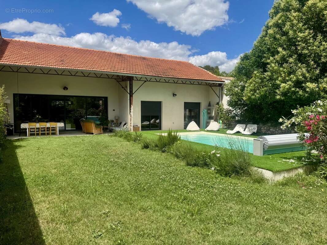 Maison à SAINT-CHAPTES