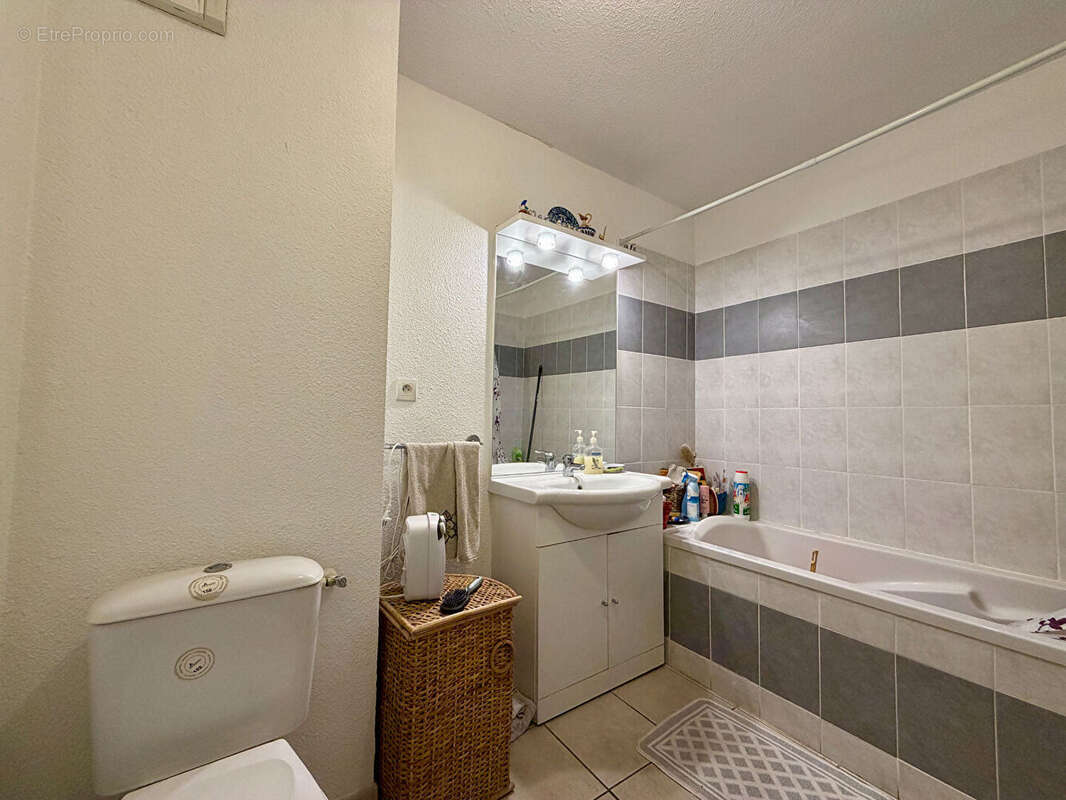 Appartement à BAGNOLS-SUR-CEZE