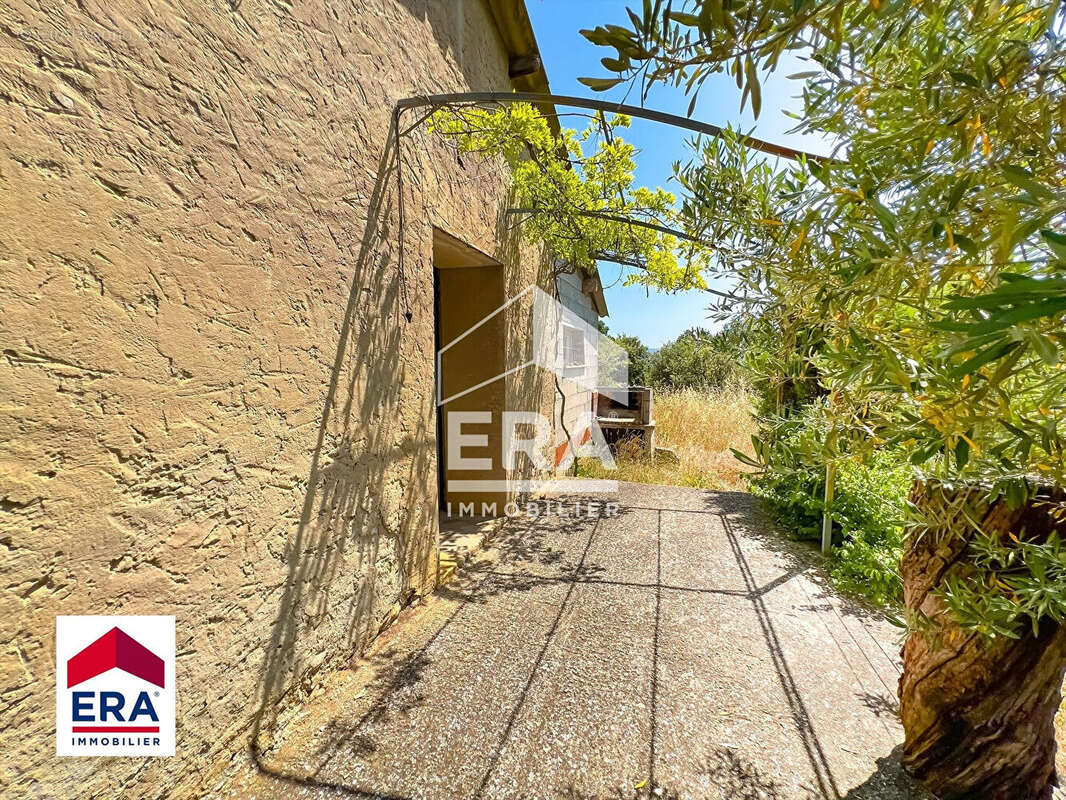 Terrain à VILLES-SUR-AUZON