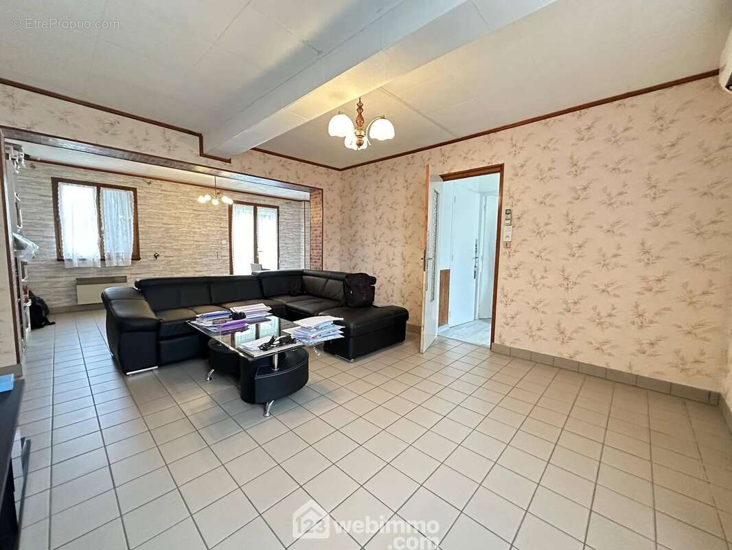 Elle est spacieuse et lumineuse - Maison à CHAMBRY