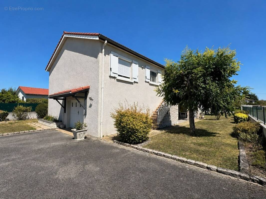 VEAUCHE – Belle maison familiale de 130 m² sur 1 050 m² de terrain - photo 1