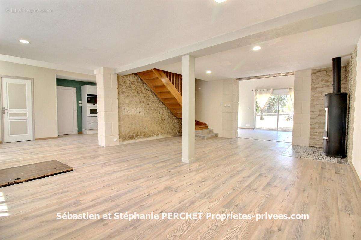 Maison de charme rénovée de 116 m² avec hangar et terrain de 2 630 m² - photo 3
