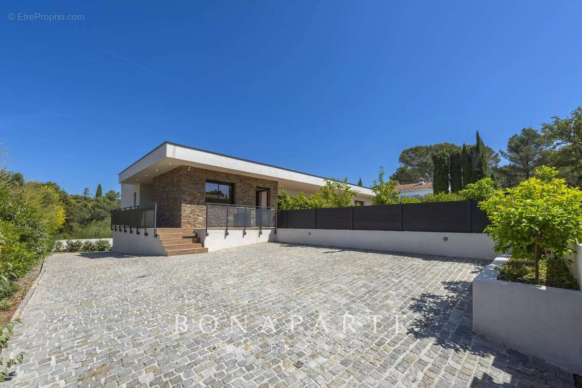 EXCLUSIVITÉ – Villa contemporaine de 330m² à très haute performance énergétique - photo 5