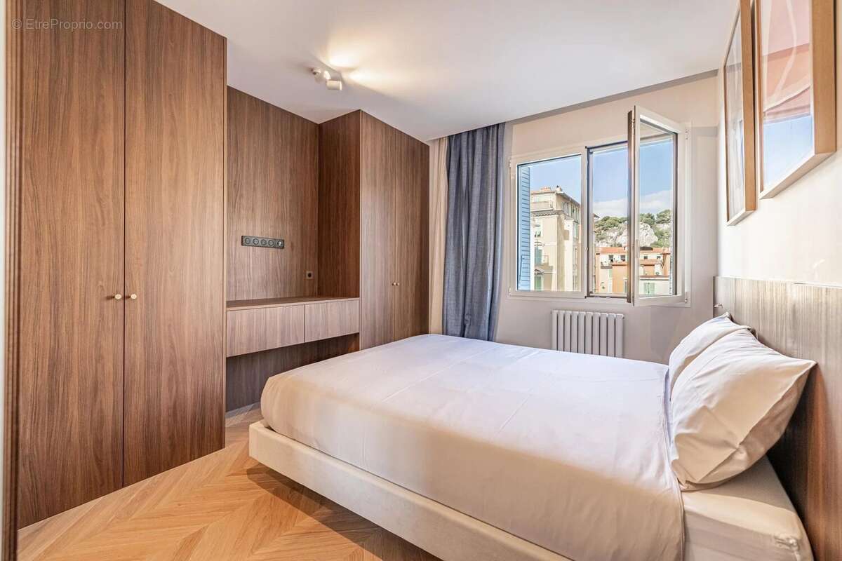 Nice - Le Port - Superbe 4 pièces Entièrement Rénové et Meublé avec Terrasses et Parking - photo 9