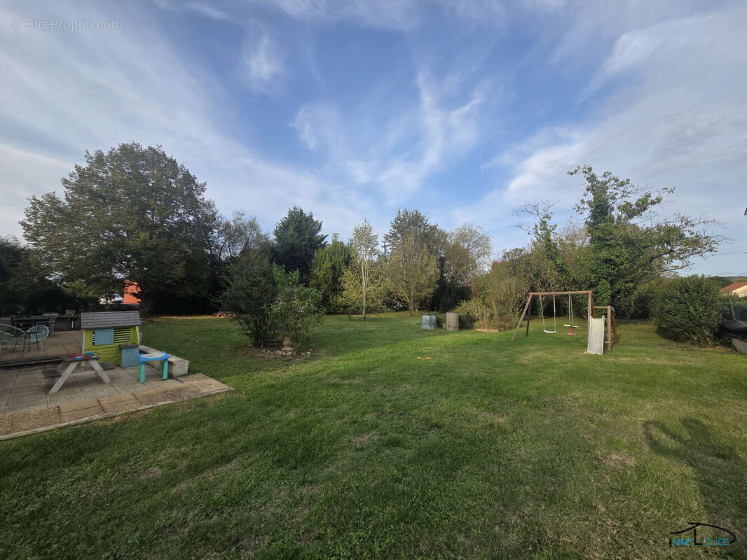 Maison à LIVINHAC-LE-HAUT