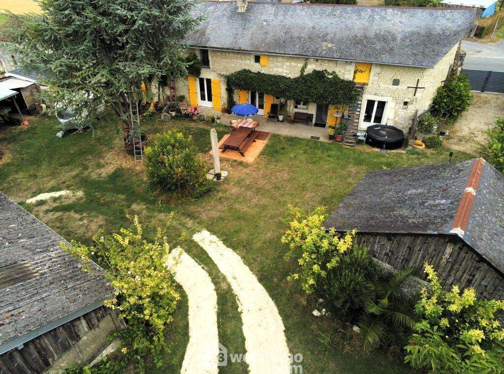 Proche de Monts-sur-Guesnes, dans un hameau,