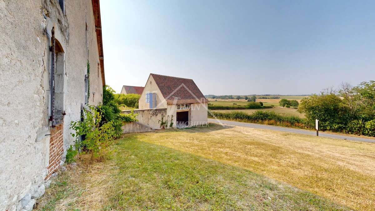 Propriété de caractère proche CHARROUX - photo 10