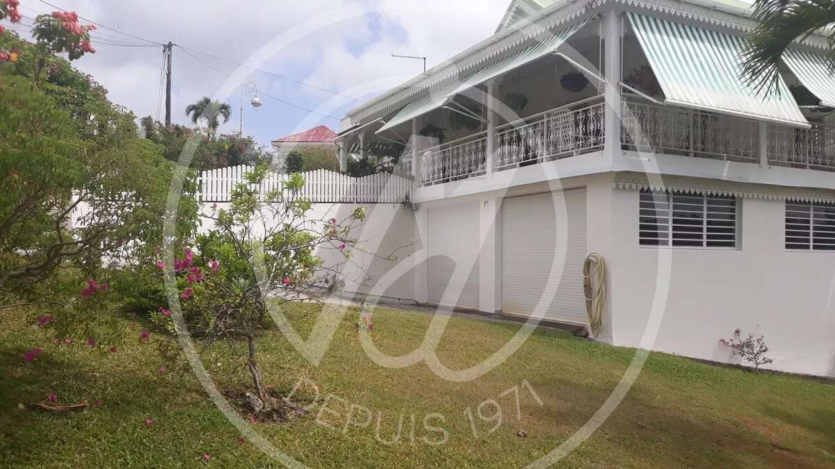 Maison à LES ABYMES