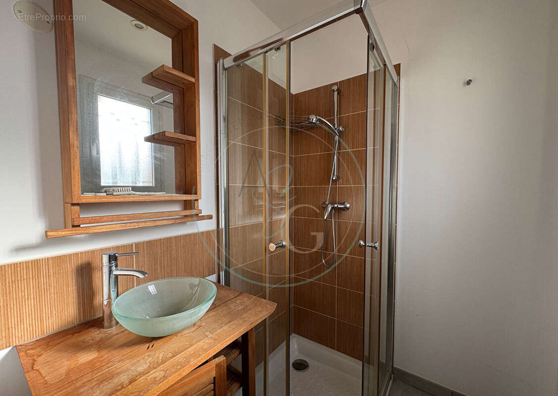COGOLIN - Maison de 196 m² avec locaux commerciaux de 35.80 m² - photo 6
