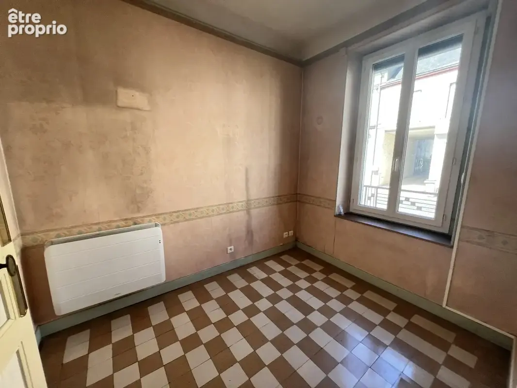 Maison de ville avec cour et dépendances - photo 6