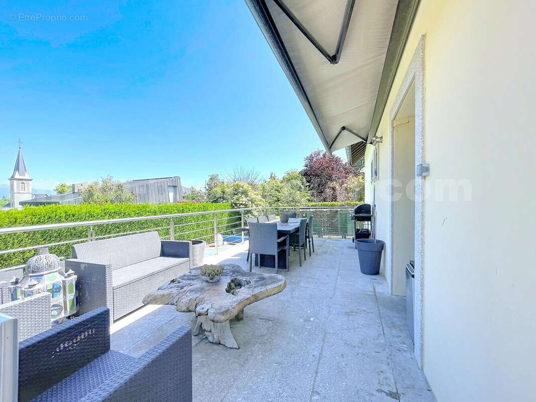 Maison_grand_espace_proche_genève_frontière_suisse_garre_lumineux_calme_piscine_terrasse_extérieur_séjour_salon_cuisine_chambre_1_2_3_4salle_de_bains_sous-sol_independance_gararge