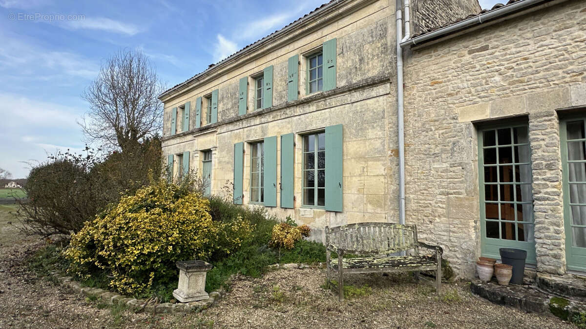 Maison à BLANZAC-LES-MATHA