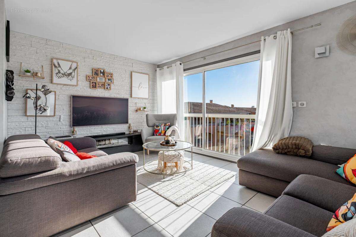 Appartement à SAINT-LAURENT-DU-VAR