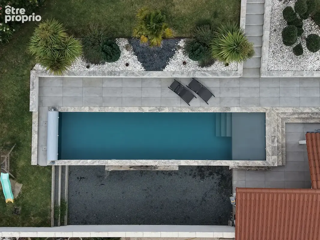 Maison familiale avec piscine, vue dégagée et garage - photo 2