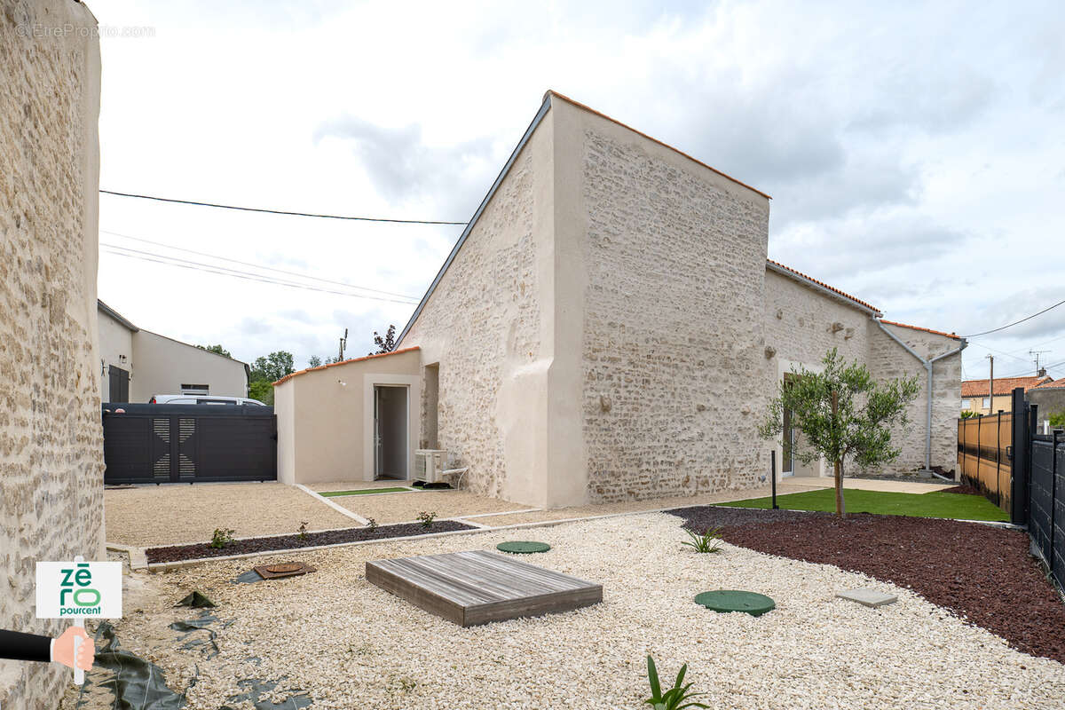 Maison à LES MAGNILS-REIGNIERS