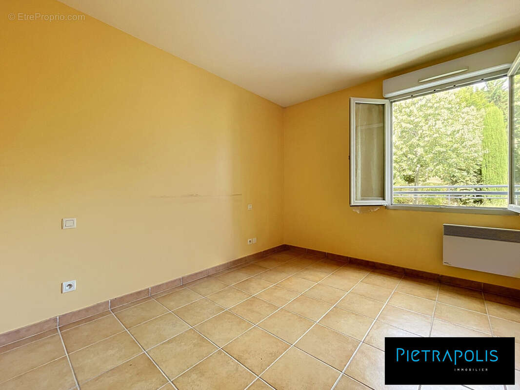 Chambre - Appartement à SAINT-GENIS-LAVAL