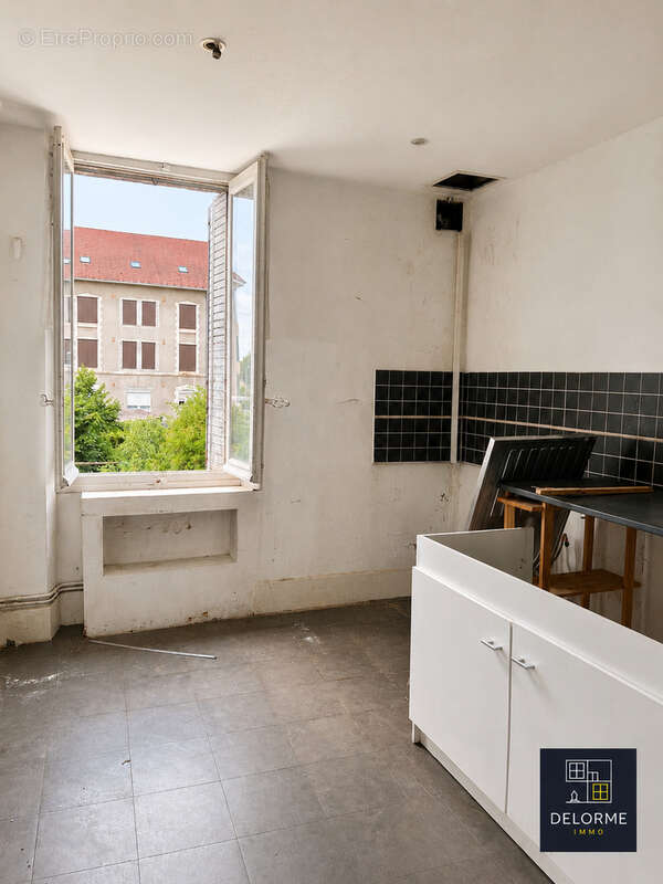 T3 de 75 m2 à rénover avec garage et dépendances - photo 8
