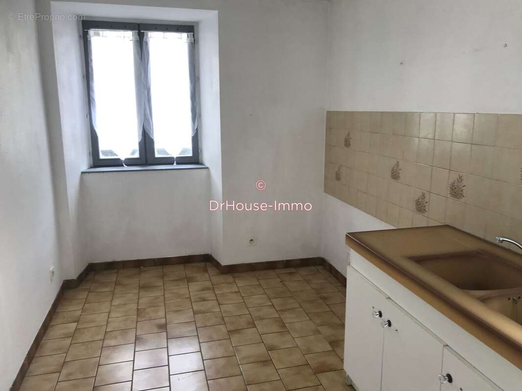 Appartement à COMBEAUFONTAINE