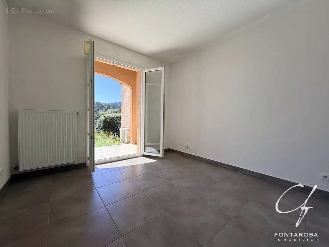 Appartement à ROQUEBRUNE-SUR-ARGENS