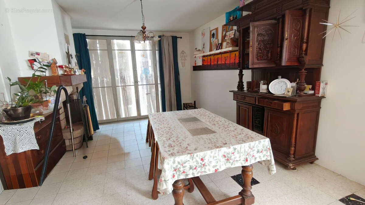 À seulement 3 km de Limoux, dans un village calme et recherché, découvrez cette maison de 130 m2 habitables of - photo 4