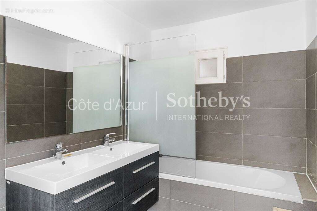 Maison à LA ROQUETTE-SUR-SIAGNE