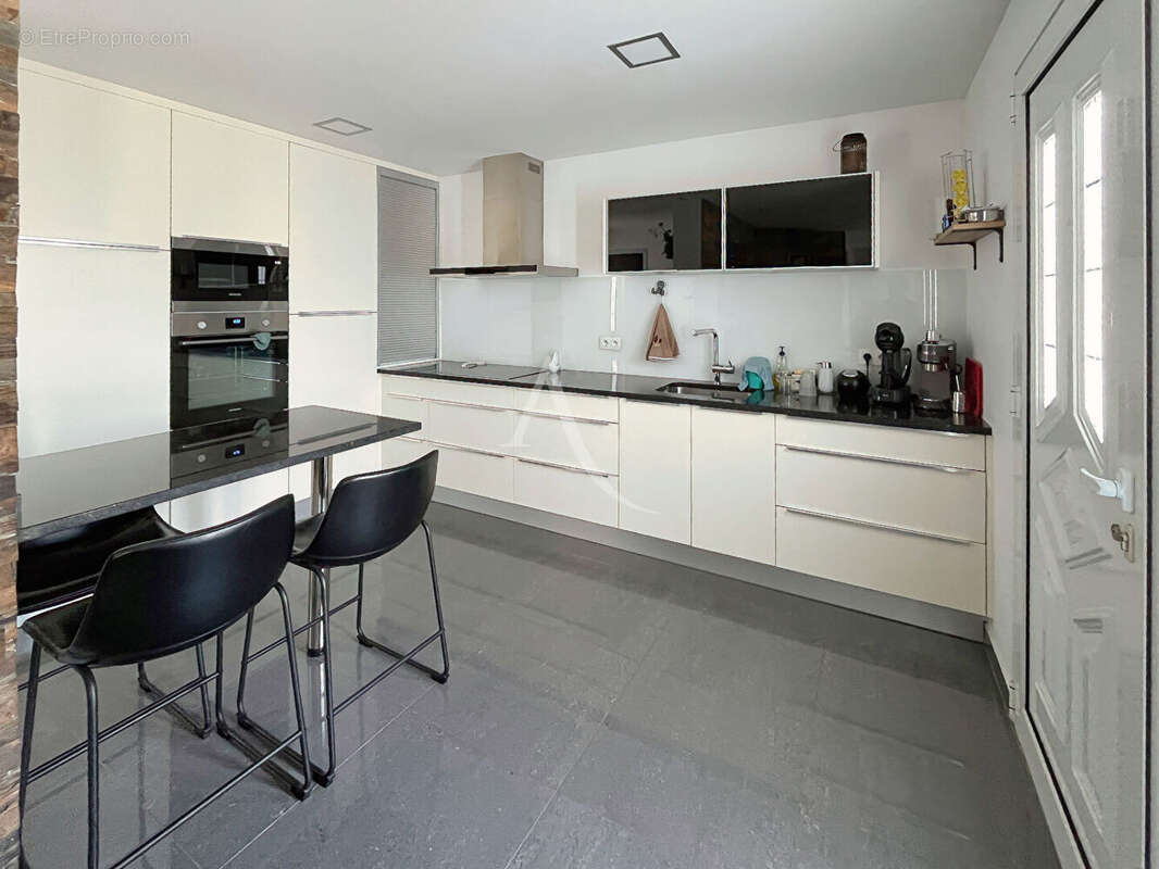 Maison 5 pièce(s) 117 m2 + dépendances - photo 3