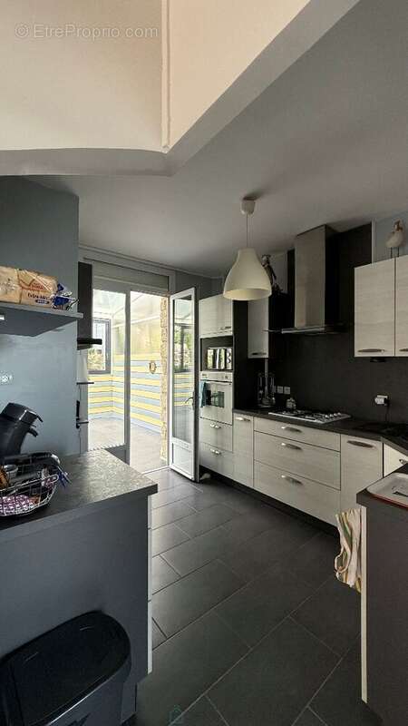 Charmante maison mitoyenne d'un côté atypique au cur d'Orival, en bord de Seine - photo 3