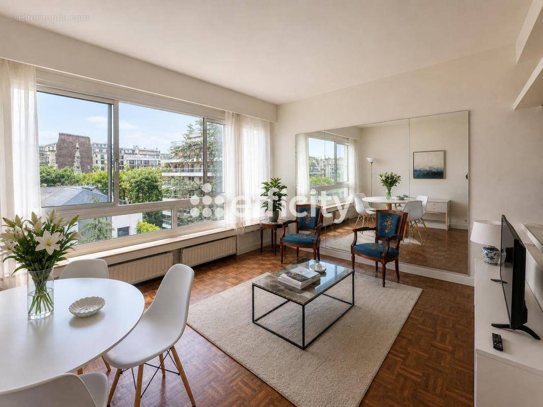 Appartement à PARIS-16E