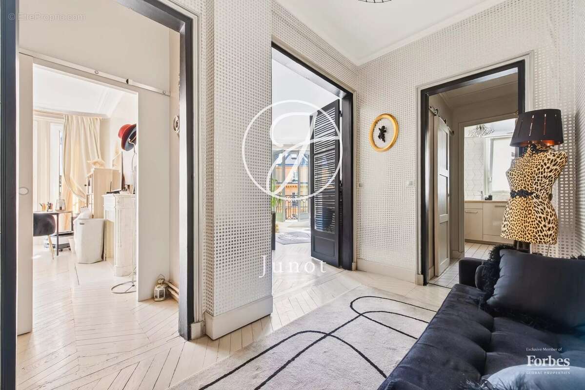 Appartement à PARIS-16E