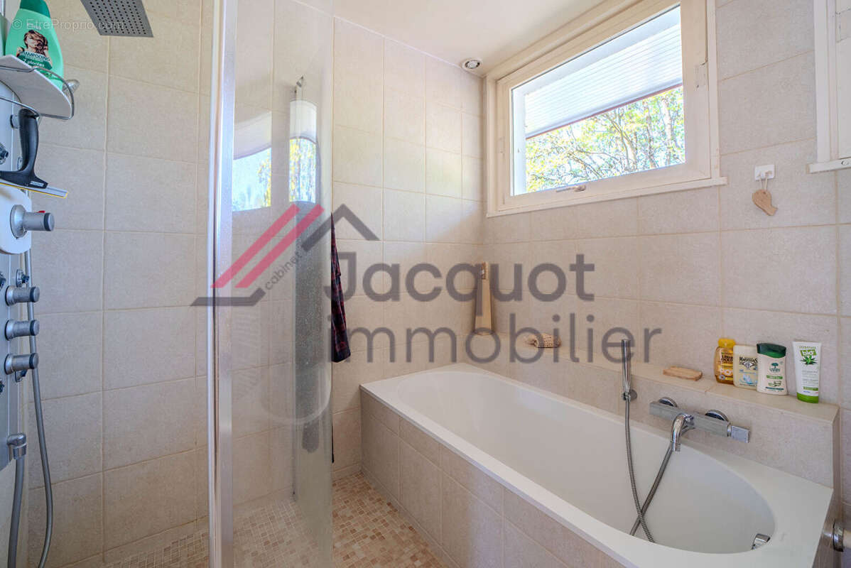 Maison 192 m² à Lons-Le-Saunier  - photo 6
