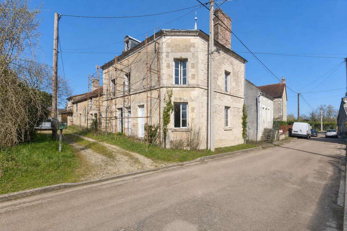 Maison à COULANGES-SUR-YONNE