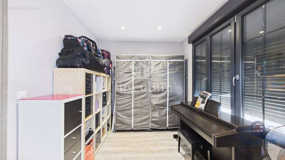 RUSSANGE – Maison familiale 4 chambres, bureau, véranda et double garage - photo 16
