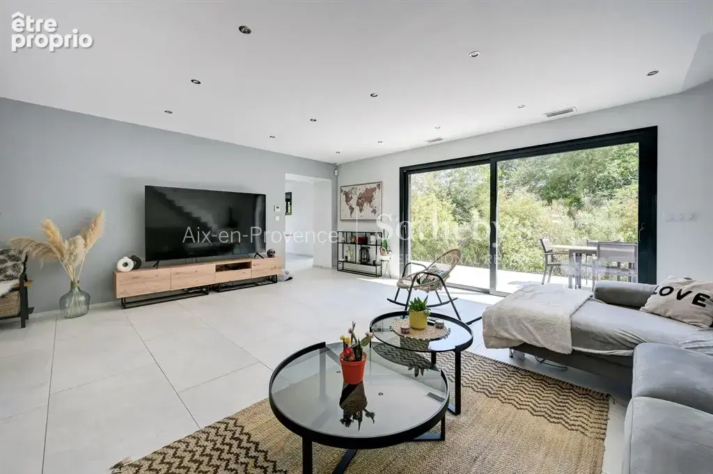 Élégante propriété familiale avec dépendance, piscine et jardin paysager - photo 7