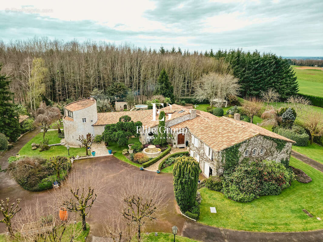 À vendre demeure de charme - 415 m² au coeur d'un parc arboré de 2,6 hectares - photo 17