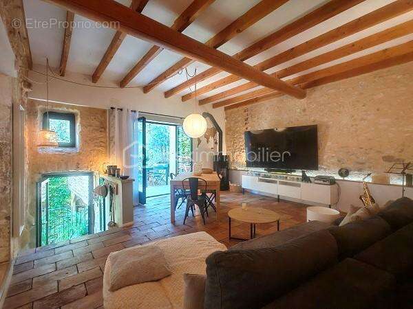 Maison à SAINT-CHAPTES