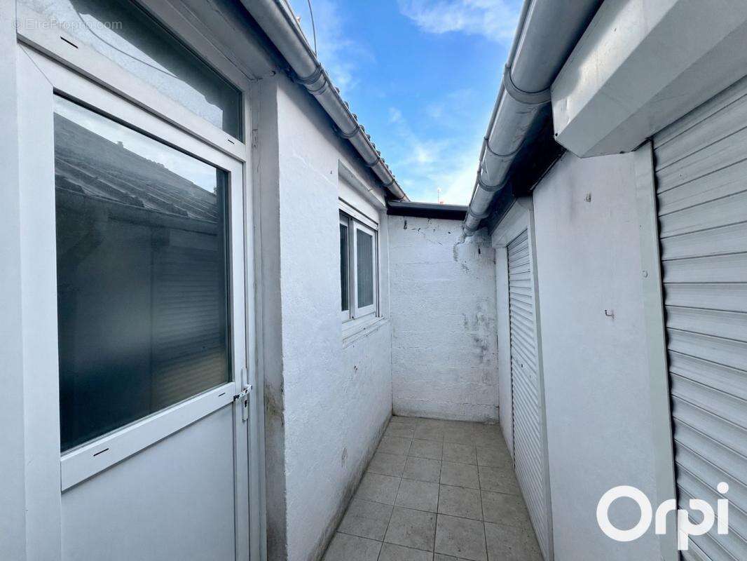  A Vendre Jolie maison de ville - Cour - 2 chambres - Mezzanine - photo 6