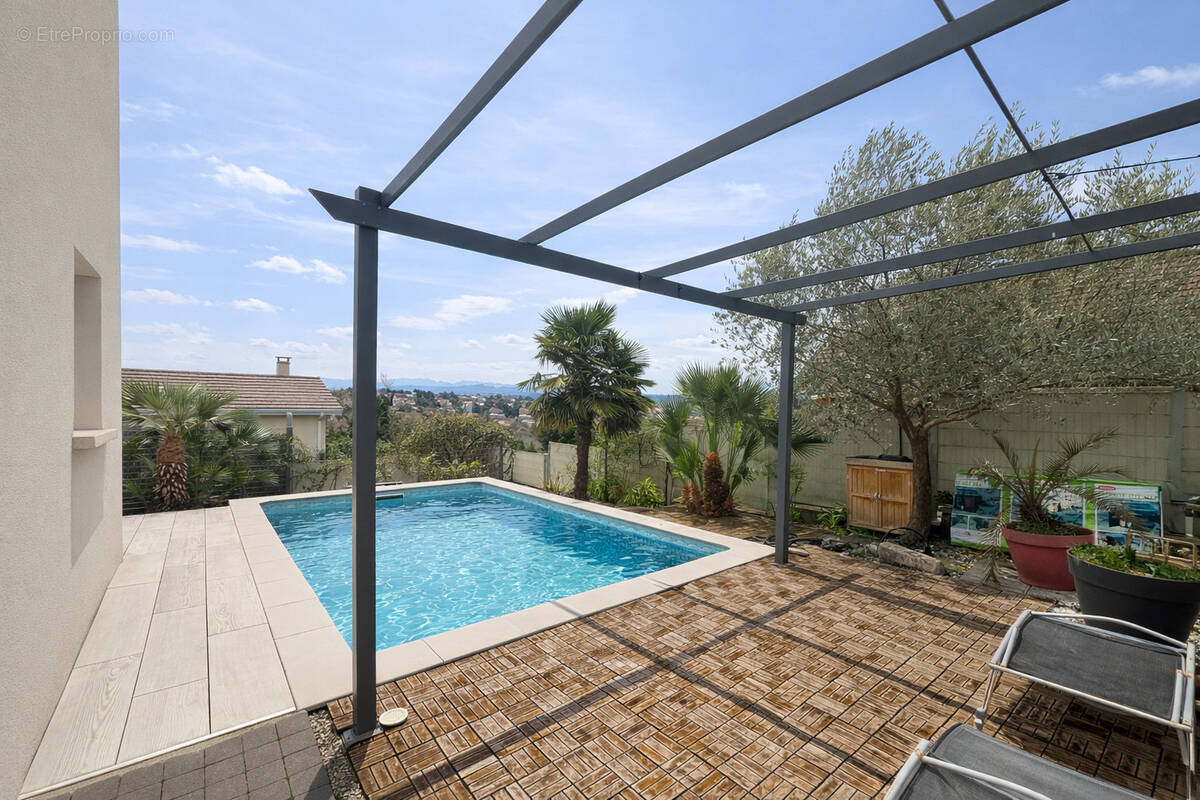 Maison à SAINT-GENIS-LES-OLLIERES