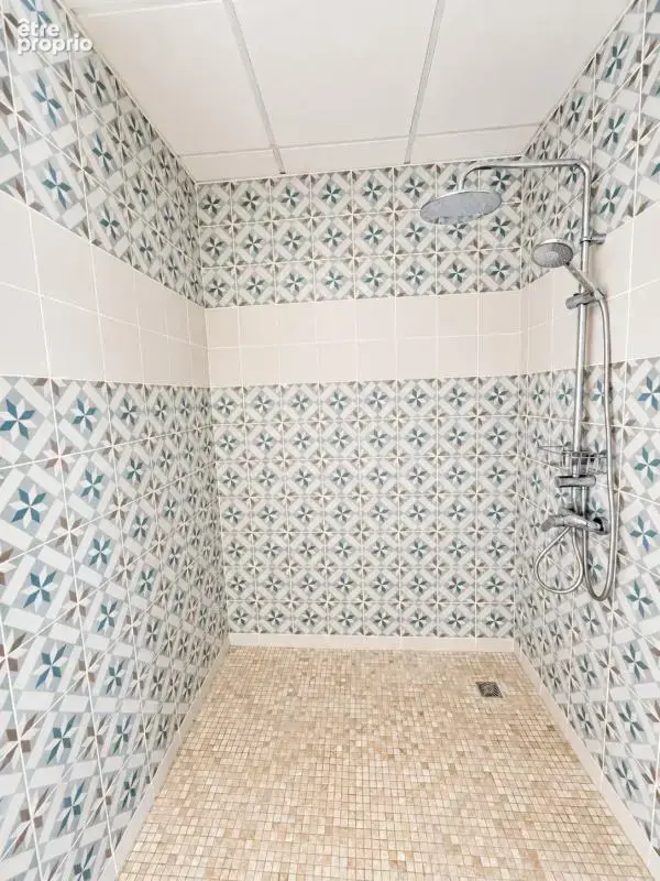 A PAREMPUYRE - Local de 81 m² avec parkings - photo 9