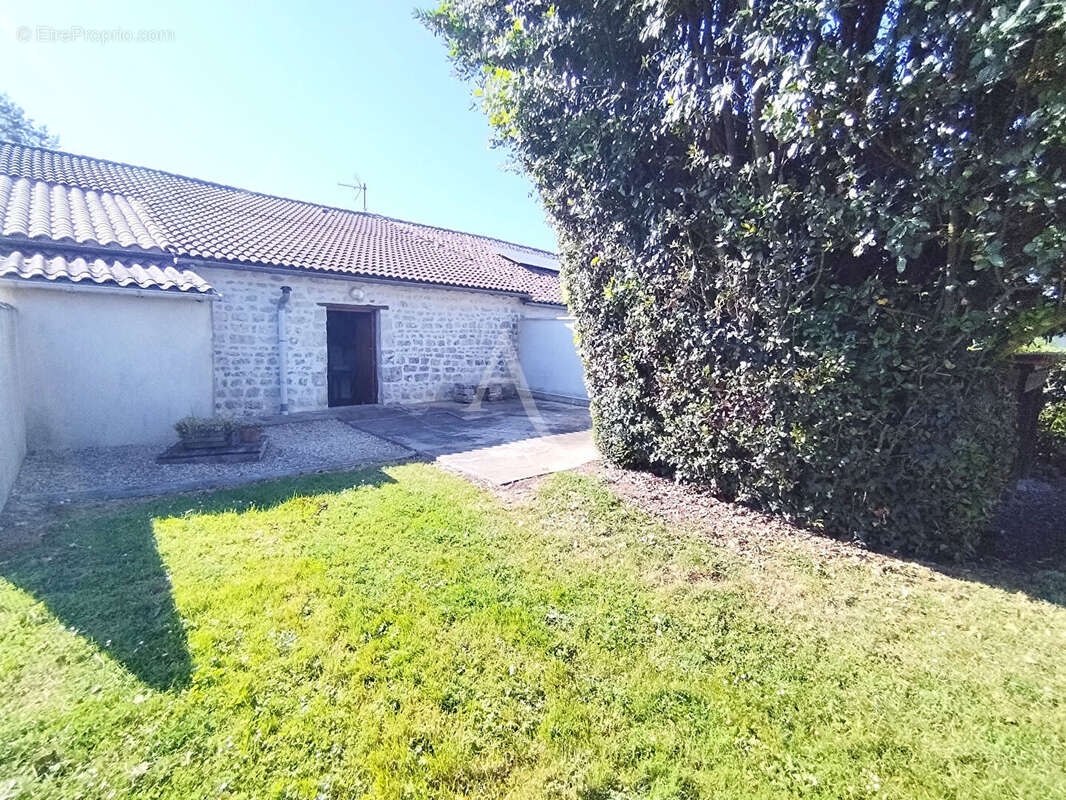 Proche Saintes  - Maison charentaise avec jardin et dépendance - photo 3